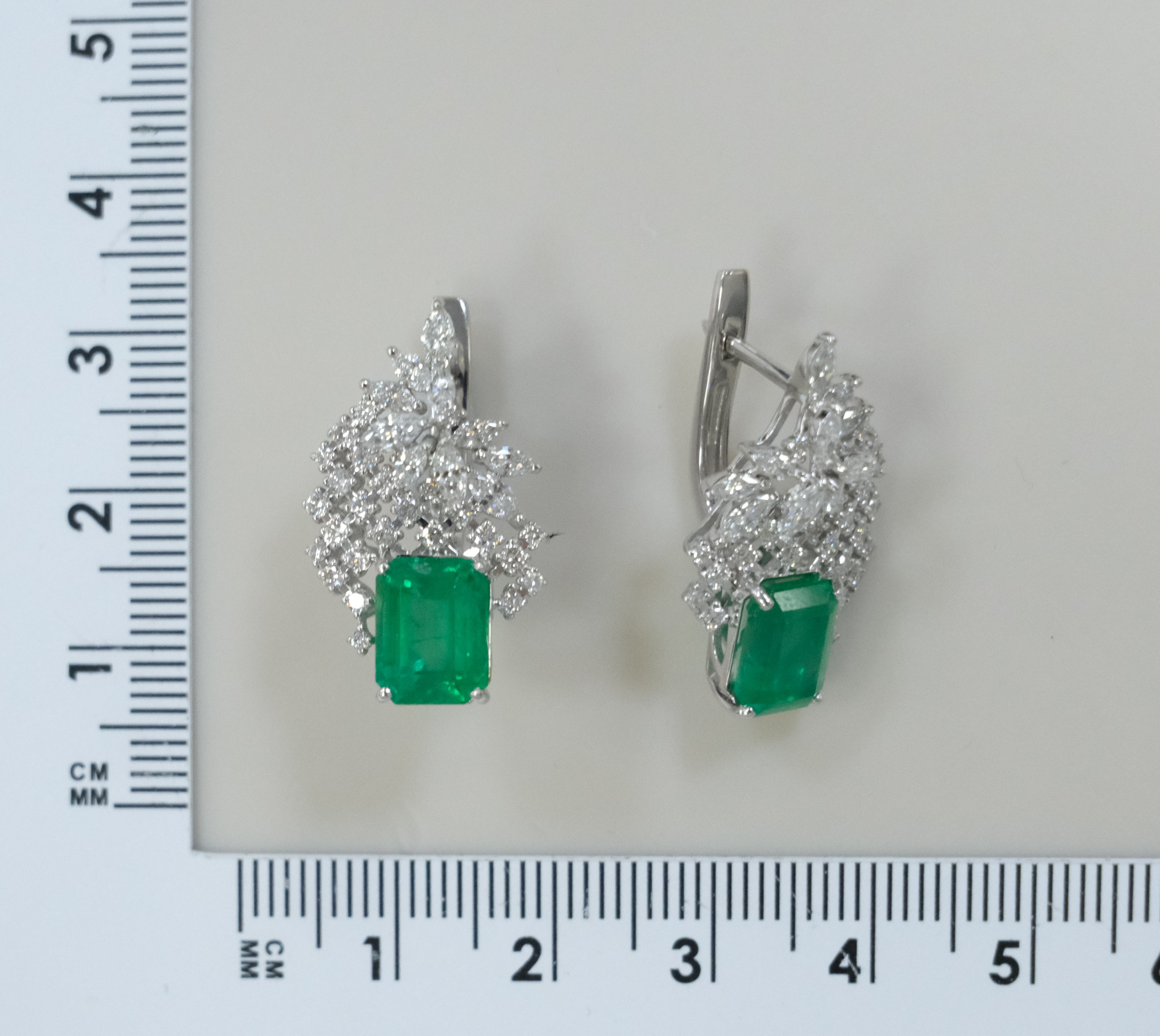 Серьги из белого золота с изумрудами